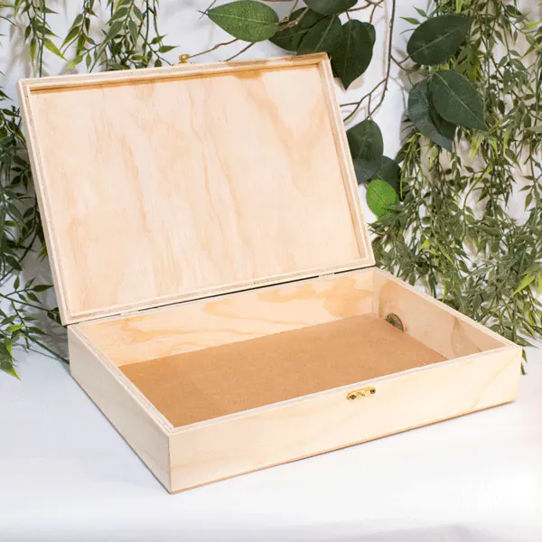 Caja de Madera con Tapa Grabada y Cierre de Broche La Caja de Madera 9mm con Tapa Grabada y Cierre de Broche es un producto excepcional que combina funcionalidad y estética en un solo paquete. Esta caja, con sus dimensiones de 33 x 23 x 7 cm de alto, es la elección perfecta para aquellos que buscan una solución de almacenamiento compacta pero espaciosa. El material triplex de pino es conocido por su resistencia y durabilidad, lo que hace que esta caja sea una opción económica y duradera. Además, el triplex de pino es un material natural, lo que añade un toque de elegancia y sofisticación a cualquier espacio. Esta caja es ideal para regalos, especialmente para eventos como bodas, quinceañeras o festividades. Ofrecer regalos personalizados es una excelente manera de mostrar aprecio y hacer que los destinatarios se sientan especiales. Esta caja, con su diseño simple pero elegante, es perfecta para este propósito. Además, la personalización de la tapa en grabado láser añade un toque único y personal a cada caja. Ya sea que quieras grabar un nombre, una fecha especial o un mensaje significativo, la personalización hace que cada caja sea verdaderamente única. El acabado natural de la caja resalta la belleza de la madera de pino, mientras que la tapa con bisagra y cierre asegura que los contenidos estén seguros y protegidos. Ya sea que la uses para guardar recuerdos preciosos o para presentar un regalo especial, esta caja es tan práctica como hermosa. Además, la caja funciona perfectamente como un regalo para bodas, quinceañeras o festividades. Puedes llenarla con una variedad de regalos, creando un regalo que es tanto atractivo como significativo. La Caja en Triplex de Pino no es sólo funcional, sino también estéticamente agradable. Es perfecta para decorar y tiene múltiples usos. Puede servir como un excelente organizador en tu hogar, añadiendo un toque de estilo mientras mantiene tus pertenencias ordenadas. Caja Contenedor Ancheta Sencilla en MDF de 9 mm Material: Madera Triplex de Pino de 9 Color: Natural Tamaño: 33 largo x 23 ancho x 7 alto cm Incluye personalización Fecha estimada de entrega: De 4 a 5 días hábiles (en Bogotá, Medellín, Cali), al resto del país de 7 a 14 días. Recuerda que el tiempo de entrega comienza a partir del momento en que tu pago sea confirmado. Todos los productos son entregados al domicilio que informaste al realizar la compra. Vendido y enviado por: Trazos de Arte. Envío rápido y seguro. Es una pieza muy original, que decora ese espacio especial de casa u oficina, Ideal para regalar y sorprender, este es un regalo perfecto, Hecho en madera seleccionada cuidadosamente proveniente de una plantación forestal certificada. Hecho en Colombia. Personalización Realice un pedido personalizado, podemos agregar lo que desee, como nombre, fecha, frase, logotipo, imagen o empaque regalo. Ofrecemos: Grabado por láser, grabado CNC Router, sublimado o papel adhesivo, el precio varía según el tipo de personalización que desee, encontrara más información en Servicios en nuestro menú secundario. Si desea cotizar o tiene preguntas presione el botón Cotizar personalización con gusto las responderemos. ¿Cómo comprar? Selecciona tu producto. Si tienes alguna duda por favor escríbenos. Haz clic en el botón de compra y la cantidad que deseas. Ingresa los datos de facturación y entrega. Realiza el pago de tu pedido. Recibe el pedido en tu domicilio.