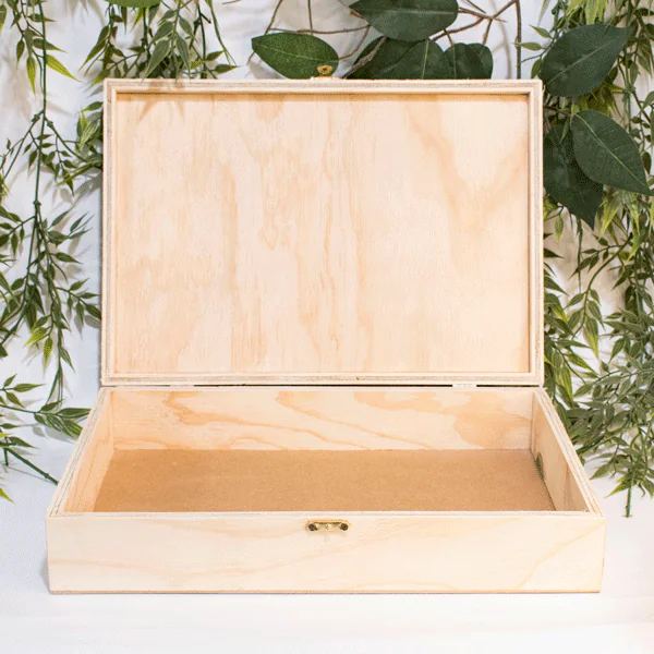 Caja de Madera con Tapa Grabada y Cierre de Broche La Caja de Madera 9mm con Tapa Grabada y Cierre de Broche es un producto excepcional que combina funcionalidad y estética en un solo paquete. Esta caja, con sus dimensiones de 33 x 23 x 7 cm de alto, es la elección perfecta para aquellos que buscan una solución de almacenamiento compacta pero espaciosa. El material triplex de pino es conocido por su resistencia y durabilidad, lo que hace que esta caja sea una opción económica y duradera. Además, el triplex de pino es un material natural, lo que añade un toque de elegancia y sofisticación a cualquier espacio. Esta caja es ideal para regalos, especialmente para eventos como bodas, quinceañeras o festividades. Ofrecer regalos personalizados es una excelente manera de mostrar aprecio y hacer que los destinatarios se sientan especiales. Esta caja, con su diseño simple pero elegante, es perfecta para este propósito. Además, la personalización de la tapa en grabado láser añade un toque único y personal a cada caja. Ya sea que quieras grabar un nombre, una fecha especial o un mensaje significativo, la personalización hace que cada caja sea verdaderamente única. El acabado natural de la caja resalta la belleza de la madera de pino, mientras que la tapa con bisagra y cierre asegura que los contenidos estén seguros y protegidos. Ya sea que la uses para guardar recuerdos preciosos o para presentar un regalo especial, esta caja es tan práctica como hermosa. Además, la caja funciona perfectamente como un regalo para bodas, quinceañeras o festividades. Puedes llenarla con una variedad de regalos, creando un regalo que es tanto atractivo como significativo. La Caja en Triplex de Pino no es sólo funcional, sino también estéticamente agradable. Es perfecta para decorar y tiene múltiples usos. Puede servir como un excelente organizador en tu hogar, añadiendo un toque de estilo mientras mantiene tus pertenencias ordenadas. Caja Contenedor Ancheta Sencilla en MDF de 9 mm Material: Madera Triplex de Pino de 9 Color: Natural Tamaño: 33 largo x 23 ancho x 7 alto cm Incluye personalización Fecha estimada de entrega: De 4 a 5 días hábiles (en Bogotá, Medellín, Cali), al resto del país de 7 a 14 días. Recuerda que el tiempo de entrega comienza a partir del momento en que tu pago sea confirmado. Todos los productos son entregados al domicilio que informaste al realizar la compra. Vendido y enviado por: Trazos de Arte. Envío rápido y seguro. Es una pieza muy original, que decora ese espacio especial de casa u oficina, Ideal para regalar y sorprender, este es un regalo perfecto, Hecho en madera seleccionada cuidadosamente proveniente de una plantación forestal certificada. Hecho en Colombia. Personalización Realice un pedido personalizado, podemos agregar lo que desee, como nombre, fecha, frase, logotipo, imagen o empaque regalo. Ofrecemos: Grabado por láser, grabado CNC Router, sublimado o papel adhesivo, el precio varía según el tipo de personalización que desee, encontrara más información en Servicios en nuestro menú secundario. Si desea cotizar o tiene preguntas presione el botón Cotizar personalización con gusto las responderemos. ¿Cómo comprar? Selecciona tu producto. Si tienes alguna duda por favor escríbenos. Haz clic en el botón de compra y la cantidad que deseas. Ingresa los datos de facturación y entrega. Realiza el pago de tu pedido. Recibe el pedido en tu domicilio.