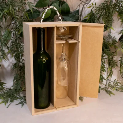 Caja de Vino y Copa en Madera MDF, un producto de alta calidad, fabricado con precisión y cuidado. Este artículo es más que un simple contenedor; es una declaración de estilo, una pieza de arte funcional que añade un toque de elegancia a cualquier ambiente. La caja está fabricada en MDF de 9 y 3 mm, lo que garantiza su durabilidad y resistencia. Sus dimensiones son de 32 x 23 x 10 cm, perfectas para albergar una botella de vino de hasta 31 cm de alto y 8 cm de diámetro, así como una copa de vino. La tapa deslizable facilita el acceso al contenido, mientras que la manija de lazo añade un toque artesanal y de fácil transportación. El acabado natural de la madera MDF resalta la belleza de su grano, aportando un toque de calidez y elegancia. Este producto se fabrica sobre pedido, lo que garantiza que cada caja es única y cumple con los más altos estándares de calidad. Esta caja de vino y copa en madera MDF es el regalo perfecto para empresas y corporativos. Es ideal para anchetas y se puede personalizar con tu logo en grabado láser, lo que la convierte en un regalo corporativo excepcional que dejará una impresión duradera. Además de su uso principal como contenedor de vino y copa, esta caja es increíblemente versátil.  Con su diseño único y su acabado natural, esta caja añadirá un toque de estilo a cualquier habitación en la que se coloque. Caja de Vino y Copa en Madera MDF Material: Madera MDF de 3 y 9 mm de espesor Color: Natural Tamaño: 32 largo x 23 ancho x 10 alto cm No incluye personalización (Podemos cotizarte) Fecha estimada de entrega: De 4 a 5 días hábiles (en Bogotá, Medellín, Cali), al resto del país de 7 a 14 días. Recuerda que el tiempo de entrega comienza a partir del momento en que tu pago sea confirmado. Todos los productos son entregados al domicilio que informaste al realizar la compra. Vendido y enviado por: Trazos de Arte. Envío rápido y seguro. Es una pieza muy original, que decora ese espacio especial de casa u oficina, Ideal para regalar y sorprender, este es un regalo perfecto, Hecho en madera seleccionada cuidadosamente proveniente de una plantación forestal certificada. Hecho en Colombia. Personalización Realice un pedido personalizado, podemos agregar lo que desee, como nombre, fecha, frase, logotipo, imagen o empaque regalo. Ofrecemos: Grabado por láser, grabado CNC Router, sublimado o papel adhesivo, el precio varía según el tipo de personalización que desee, encontrara más información en Servicios en nuestro menú secundario. Si desea cotizar o tiene preguntas presione el botón Cotizar personalización con gusto las responderemos.   ¿Cómo comprar? Selecciona tu producto. Si tienes alguna duda por favor escríbenos. Haz clic en el botón de compra y la cantidad que deseas. Ingresa los datos de facturación y entrega. Realiza el pago de tu pedido. Recibe el pedido en tu domicilio.