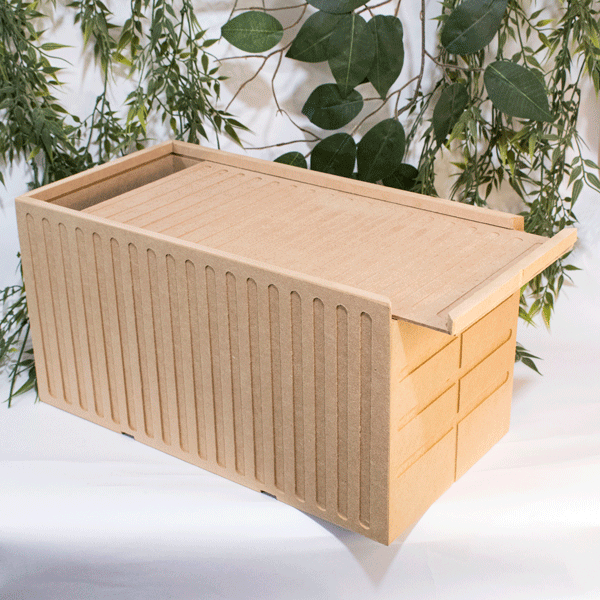 La Caja Contenedor Ancheta en MDF de 9 mm es un producto excepcional que combina funcionalidad y estética en un solo paquete. Esta caja, con sus dimensiones de 20 x 38 x 20 cm, es la elección perfecta para aquellos que buscan una solución de almacenamiento compacta pero espaciosa. El material MDF es conocido por su resistencia y durabilidad, lo que hace que esta caja sea una opción económica y duradera. Además, el MDF es un material natural, lo que añade un toque de elegancia y sofisticación a cualquier espacio. Esta caja es ideal para regalos corporativos, especialmente para empresas en el sector del comercio internacional. Ofrecer regalos a clientes y colegas es una excelente manera de fortalecer las relaciones y mostrar aprecio. Esta caja, con su diseño simple pero elegante, es perfecta para este propósito. Además, su aspecto recuerda al de los contenedores de carga, lo que añade un toque de autenticidad y encanto. Esta caja también es perfecta como ancheta de alimentos para regalos corporativos. Puede llenarse con una variedad de delicias alimentos, creando una ancheta atractiva. La Caja Contenedor Ancheta Sencilla en MDF no es sólo funcional, sino también estéticamente agradable. Es perfecta para decorar y tiene múltiples usos. Puede servir como un excelente organizador en su oficina, añadiendo un toque de estilo mientras mantiene sus pertenencias ordenadas. Puede encontrar este producto también como caja en MDF, caja decorativa, caja decorativa en madera MDF, cajas de madera para regalo o caja en madera con tapa. Caja Contenedor Ancheta Sencilla en MDF de 9 mm Material: Madera MDF de 9 y 3 mm de espesor Color: Natural Tamaño: 20 largo x 38 ancho x 20 alto cm No incluye personalización Fecha estimada de entrega: De 4 a 5 días hábiles (en Bogotá, Medellín, Cali), al resto del país de 7 a 14 días. Recuerda que el tiempo de entrega comienza a partir del momento en que tu pago sea confirmado. Todos los productos son entregados al domicilio que informaste al realizar la compra. Vendido y enviado por: Trazos de Arte. Envío rápido y seguro. Es una pieza muy original, que decora ese espacio especial de casa u oficina, Ideal para regalar y sorprender, este es un regalo perfecto, Hecho en madera seleccionada cuidadosamente proveniente de una plantación forestal certificada. Hecho en Colombia. Personalización Realice un pedido personalizado, podemos agregar lo que desee, como nombre, fecha, frase, logotipo, imagen o empaque regalo. Ofrecemos: Grabado por láser, grabado CNC Router, sublimado o papel adhesivo, el precio varía según el tipo de personalización que desee, encontrara más información en Servicios en nuestro menú secundario. Si desea cotizar o tiene preguntas presione el botón Cotizar personalización con gusto las responderemos.   ¿Cómo comprar? Selecciona tu producto. Si tienes alguna duda por favor escríbenos. Haz clic en el botón de compra y la cantidad que deseas. Ingresa los datos de facturación y entrega. Realiza el pago de tu pedido. Recibe el pedido en tu domicilio.