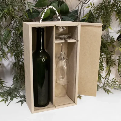 Caja de madera MDF con compartimientos internos diseñada para una botella de vino y una copa sobre fondo blanco.