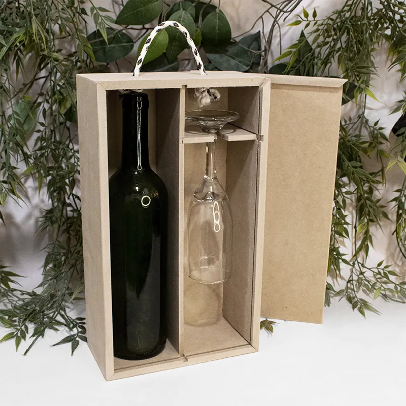 Caja de madera MDF con compartimientos internos diseñada para una botella de vino y una copa sobre fondo blanco.