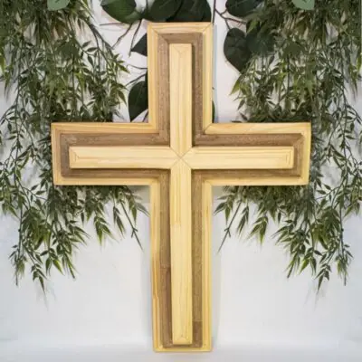 Cruz Madera de Pino y Roble para Pared, 60x50 cm, acabado natural, decoración religiosa y de interiores.