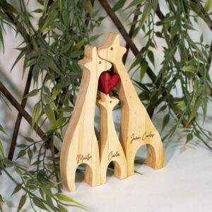 Escultura Familiar de 3 Jirafas en Madera de Pino, pintada a mano y personalizada con grabado láser. Mide 15 cm de alto, 12 cm de largo y 1,8 cm de ancho. Ideal para decoración o regalos especiales, con acabado elegante y detalles precisos.