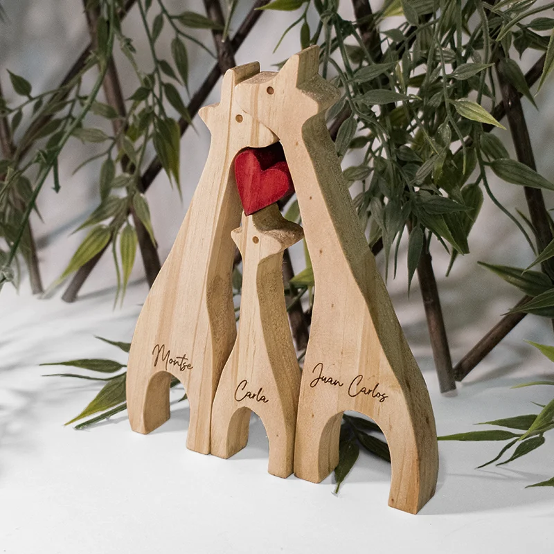 Escultura Familia 3 Jirafas en Madera Vista lateral izquierda de familia de jirafas en madera con acabado natural y pintura artesanal.