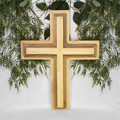 cruz de madera de pino y roble para pared acabado natural vista frontal