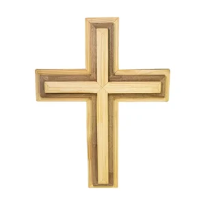 Cruz artesanal para pared fabricada en madera maciza de pino y roble de 18 mm sobre fondo blanco.