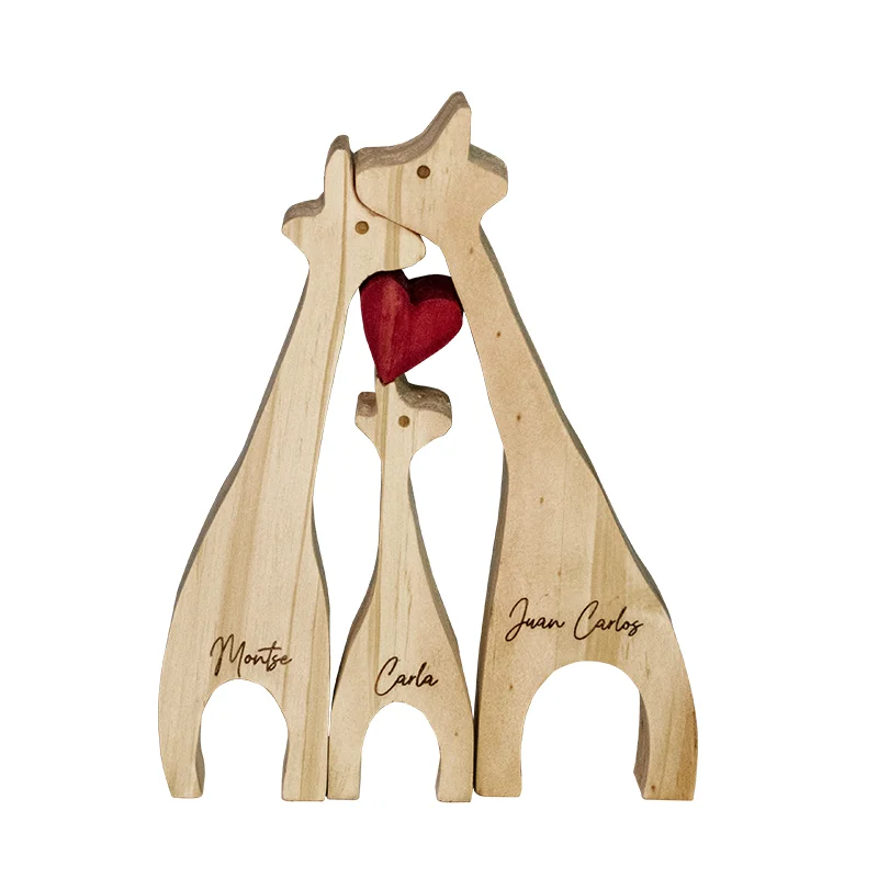 Escultura Familia 3 Jirafas en Madera Escultura de familia de 3 jirafas en madera de pino de 18 mm con corazón pintado sobre fondo blanco.