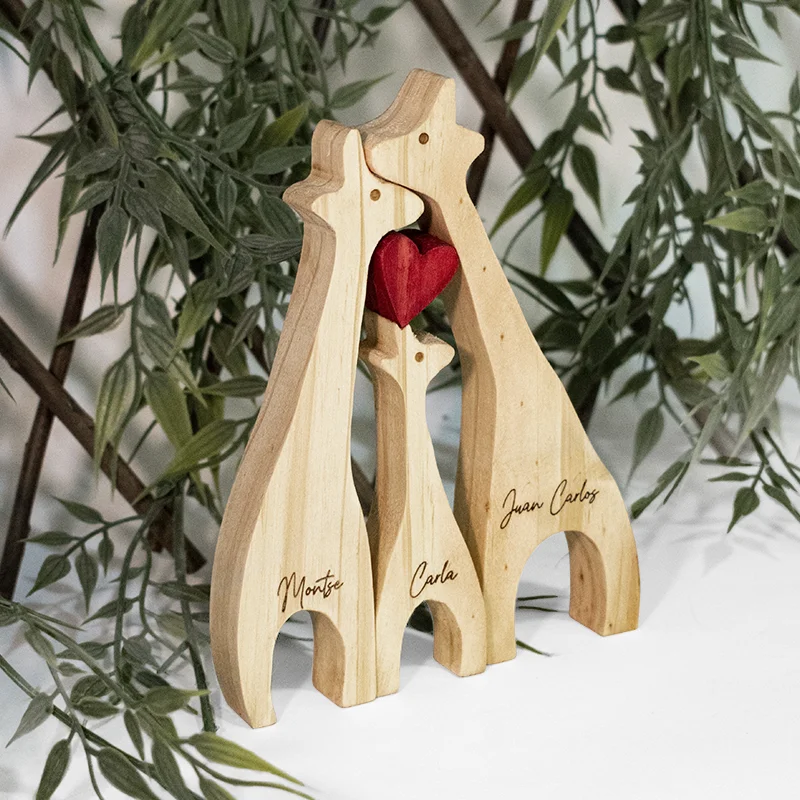 Escultura Familia 3 Jirafas en Madera Perspectiva lateral derecha de escultura de jirafas de madera mostrando el grosor de 18 mm.