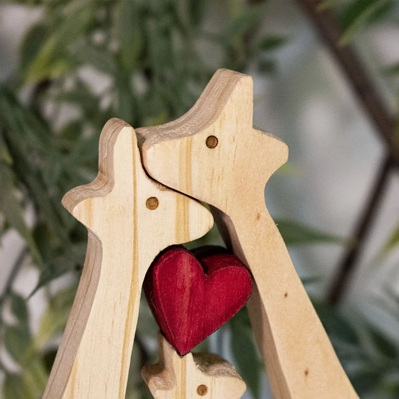 Escultura Familia 3 Jirafas en Madera Detalle de la parte superior de la escultura mostrando las cabezas de las jirafas y la veta de la madera.