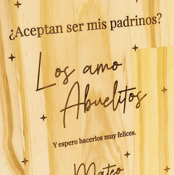 Portarretrato Libro en Madera de Pino 4 detalle de grabado laser en portarretrato libro de madera de pino personalizado