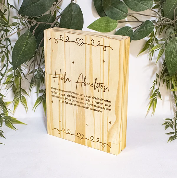 Portarretrato Libro en Madera de Pino 3 portarretrato libro de madera de pino cerrado con grabado laser vista frontal tres cuartos