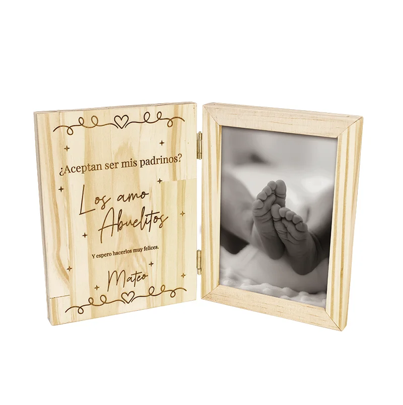 Portarretrato Libro en Madera de Pino Portarretrato tipo libro abierto en madera de pino de 18 mm con bisagras y fotografía impresa sobre fondo blanco.