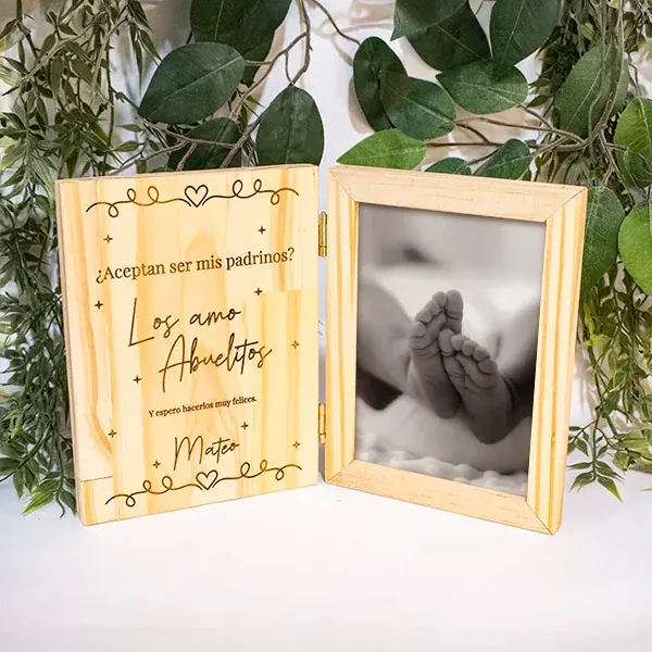 portarretrato libro de madera de pino personalizado con grabado laser abierto con fotografia incluida