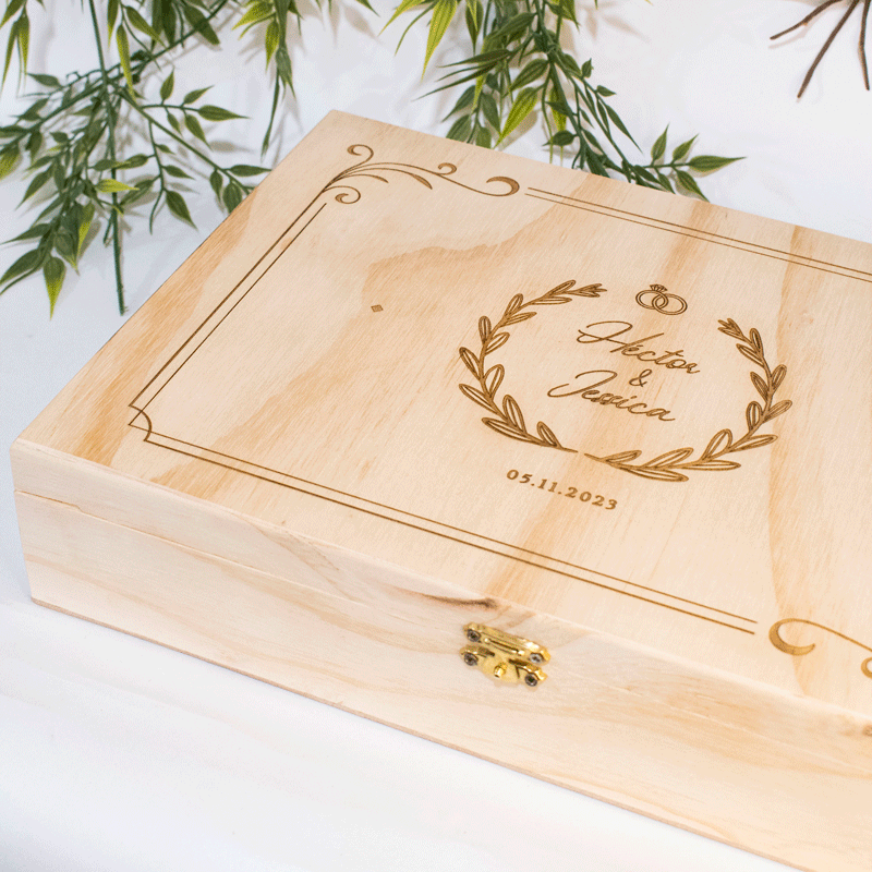 La Caja de Madera 9mm con Tapa Grabada y Cierre de Broche es un producto excepcional que combina funcionalidad y estética en un solo paquete. Esta caja, con sus dimensiones de 33 x 23 x 7 cm de alto, es la elección perfecta para aquellos que buscan una solución de almacenamiento compacta pero espaciosa.</p><p>El material triplex de pino es conocido por su resistencia y durabilidad, lo que hace que esta caja sea una opción económica y duradera. Además, el triplex de pino es un material natural, lo que añade un toque de elegancia y sofisticación a cualquier espacio.</p><p>Esta caja es ideal para regalos, especialmente para eventos como bodas, quinceañeras o festividades. Ofrecer regalos personalizados es una excelente manera de mostrar aprecio y hacer que los destinatarios se sientan especiales. Esta caja, con su diseño simple pero elegante, es perfecta para este propósito.</p><p>Además, la personalización de la tapa en grabado láser añade un toque único y personal a cada caja. Ya sea que quieras grabar un nombre, una fecha especial o un mensaje significativo, la personalización hace que cada caja sea verdaderamente única.</p><p>El acabado natural de la caja resalta la belleza de la madera de pino, mientras que la tapa con bisagra y cierre asegura que los contenidos estén seguros y protegidos. Ya sea que la uses para guardar recuerdos preciosos o para presentar un regalo especial, esta caja es tan práctica como hermosa.</p><p>Además, la caja funciona perfectamente como un regalo para bodas, quinceañeras o festividades. Puedes llenarla con una variedad de regalos, creando un regalo que es tanto atractivo como significativo.</p><p>La Caja en Triplex de Pino no es sólo funcional, sino también estéticamente agradable. Es perfecta para decorar y tiene múltiples usos. Puede servir como un excelente organizador en tu hogar, añadiendo un toque de estilo mientras mantiene tus pertenencias ordenadas.</p><p>Caja Contenedor Ancheta Sencilla en MDF de 9 mm</p><p>Material: Madera MDF de 9 y 3 mm de espesor<br /> Color: Natural<br /> Tamaño: 33 largo x 23 ancho x 7 alto cm<br /> Incluye personalización<br /> Fecha estimada de entrega: De 4 a 5 días hábiles (en Bogotá, Medellín, Cali), al resto del país de 7 a 14 días.<br /> Recuerda que el tiempo de entrega comienza a partir del momento en que tu pago sea confirmado.<br /> Todos los productos son entregados al domicilio que informaste al realizar la compra.<br /> Vendido y enviado por: Trazos de Arte.<br /> Envío rápido y seguro.</p><p>Es una pieza muy original, que decora ese espacio especial de casa u oficina,</p><p>Ideal para regalar y sorprender, este es un regalo perfecto,</p><p>Hecho en madera seleccionada cuidadosamente proveniente de una plantación forestal certificada.</p><p>Hecho en Colombia.</p><p>Personalización<br /> Realice un pedido personalizado, podemos agregar lo que desee, como nombre, fecha, frase, logotipo, imagen o empaque regalo.<br /> Ofrecemos: Grabado por láser, grabado CNC Router, sublimado o papel adhesivo, el precio varía según el tipo de personalización que desee, encontrara más información en Servicios en nuestro menú secundario.<br /> Si desea cotizar o tiene preguntas presione el botón Cotizar personalización con gusto las responderemos.</p><p>¿Cómo comprar?<br /> Selecciona tu producto. Si tienes alguna duda por favor escríbenos.<br /> Haz clic en el botón de compra y la cantidad que deseas.<br /> Ingresa los datos de facturación y entrega.<br /> Realiza el pago de tu pedido.<br /> Recibe el pedido en tu domicilio.