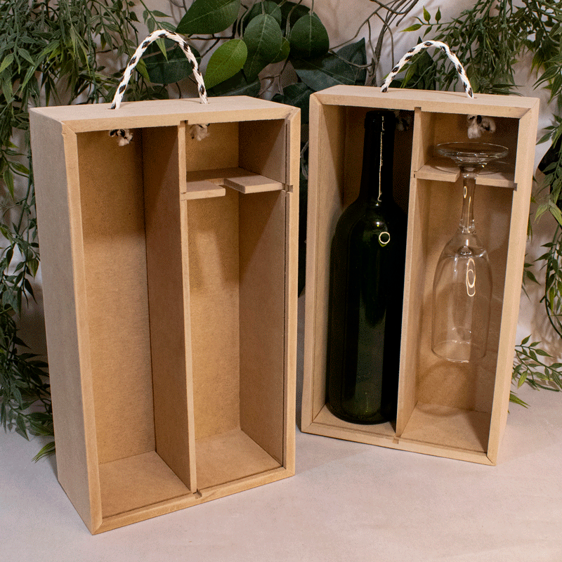 Caja de Vino y Copa en Madera MDF, un producto de alta calidad, fabricado con precisión y cuidado. Este artículo es más que un simple contenedor; es una declaración de estilo, una pieza de arte funcional que añade un toque de elegancia a cualquier ambiente. La caja está fabricada en MDF de 9 y 3 mm, lo que garantiza su durabilidad y resistencia. Sus dimensiones son de 32 x 23 x 10 cm, perfectas para albergar una botella de vino de hasta 31 cm de alto y 8 cm de diámetro, así como una copa de vino. La tapa deslizable facilita el acceso al contenido, mientras que la manija de lazo añade un toque artesanal y de fácil transportación. El acabado natural de la madera MDF resalta la belleza de su grano, aportando un toque de calidez y elegancia. Este producto se fabrica sobre pedido, lo que garantiza que cada caja es única y cumple con los más altos estándares de calidad. Esta caja de vino y copa en madera MDF es el regalo perfecto para empresas y corporativos. Es ideal para anchetas y se puede personalizar con tu logo en grabado láser, lo que la convierte en un regalo corporativo excepcional que dejará una impresión duradera. Además de su uso principal como contenedor de vino y copa, esta caja es increíblemente versátil.  Con su diseño único y su acabado natural, esta caja añadirá un toque de estilo a cualquier habitación en la que se coloque. Caja de Vino y Copa en Madera MDF Material: Madera MDF de 3 y 9 mm de espesor Color: Natural Tamaño: 32 largo x 23 ancho x 10 alto cm No incluye personalización (Podemos cotizarte) Fecha estimada de entrega: De 4 a 5 días hábiles (en Bogotá, Medellín, Cali), al resto del país de 7 a 14 días. Recuerda que el tiempo de entrega comienza a partir del momento en que tu pago sea confirmado. Todos los productos son entregados al domicilio que informaste al realizar la compra. Vendido y enviado por: Trazos de Arte. Envío rápido y seguro. Es una pieza muy original, que decora ese espacio especial de casa u oficina, Ideal para regalar y sorprender, este es un regalo perfecto, Hecho en madera seleccionada cuidadosamente proveniente de una plantación forestal certificada. Hecho en Colombia. Personalización Realice un pedido personalizado, podemos agregar lo que desee, como nombre, fecha, frase, logotipo, imagen o empaque regalo. Ofrecemos: Grabado por láser, grabado CNC Router, sublimado o papel adhesivo, el precio varía según el tipo de personalización que desee, encontrara más información en Servicios en nuestro menú secundario. Si desea cotizar o tiene preguntas presione el botón Cotizar personalización con gusto las responderemos.   ¿Cómo comprar? Selecciona tu producto. Si tienes alguna duda por favor escríbenos. Haz clic en el botón de compra y la cantidad que deseas. Ingresa los datos de facturación y entrega. Realiza el pago de tu pedido. Recibe el pedido en tu domicilio.