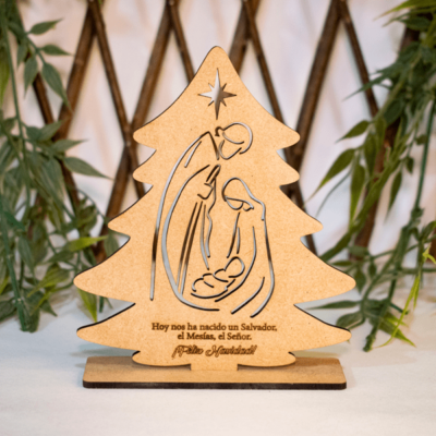 Adorno decorativo Árbol de Navidad Pesebre en MDF de 12 cm de alto, 10 cm de largo y 3 cm de ancho. Representa la Sagrada Familia con el niño Jesús, María, José y la estrella de Belén, grabado en diseño minimalista con láser. Ideal para mesas y repisas, su base es estable y ligera. Fabricado bajo pedido con posibilidad de personalización, perfecto como decoración navideña o regalo único. El acabado natural rústico aporta calidez y elegancia, siendo un símbolo significativo del espíritu navideño que destaca en cualquier espacio.