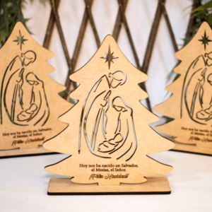 Adorno decorativo Árbol de Navidad Pesebre en madera MDF de 12 cm de alto, 10 cm de largo y 3 cm de ancho. Representa la Sagrada Familia con el niño Jesús, María, José y la estrella de Belén, grabado en diseño minimalista con láser. Ideal para mesas y repisas, su base es estable y ligera. Fabricado bajo pedido con posibilidad de personalización, perfecto como decoración navideña o regalo único. El acabado natural rústico aporta calidez y elegancia, siendo un símbolo significativo del espíritu navideño que destaca en cualquier espacio.