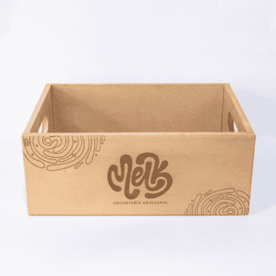 Caja Canasta en MDF Personalizada con Manija, fabricada en MDF con dimensiones de 10 cm de alto, 30 cm de largo y 20 cm de ancho. Incluye grabado láser personalizado y manijas laterales para facilitar el transporte. Ideal para almacenamiento, organización y uso decorativo en eventos o negocios.