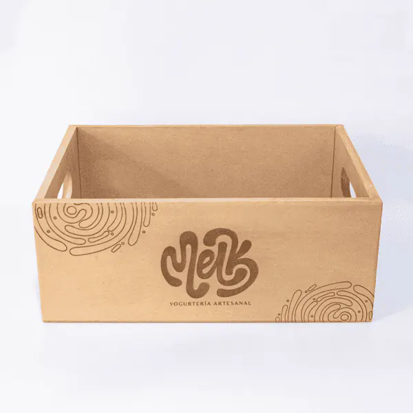 Caja Canasta en MDF Personalizada con Manija, fabricada en MDF con dimensiones de 10 cm de alto, 30 cm de largo y 20 cm de ancho. Incluye grabado láser personalizado y manijas laterales para facilitar el transporte. Ideal para almacenamiento, organización y uso decorativo en eventos o negocios.