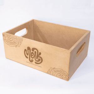 Caja Canasta en MDF Personalizada con Manija, fabricada en MDF con dimensiones de 10 cm de alto, 30 cm de largo y 20 cm de ancho. Incluye grabado láser personalizado y manijas laterales para facilitar el transporte. Ideal para almacenamiento, organización y uso decorativo en eventos o negocios.