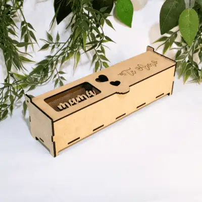 Caja para Rosa en MDF Especial para Mamá, fabricada en MDF con dimensiones de 7 cm de alto, 25 cm de largo y 7 cm de ancho. Incluye personalización con grabado láser de frases como "Te amo" y detalles decorativos en forma de corazones. Ideal para guardar rosas o pequeños obsequios, es un regalo único para ocasiones especiales como el Día de la Madre.