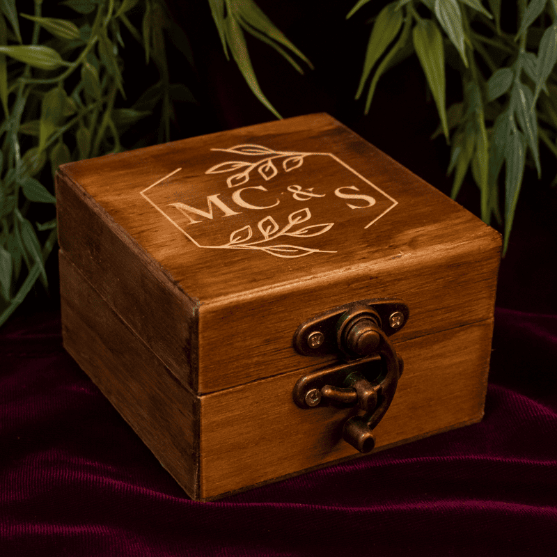 Las Cajas de Compromiso están hechas de madera de alta calidad, con un diseño elegante y resistente. Cada caja es fabricada a mano bajo pedido, lo que permite personalizarla con grabados láser de iniciales, fechas o mensajes especiales. Con dimensiones que varían según el diseño, estas cajas son perfectas para guardar y presentar el anillo de compromiso en un momento tan importante. Además de su uso práctico, tienen un valor simbólico y decorativo, convirtiéndose en un recuerdo perdurable que podrá ser reutilizado para almacenar objetos especiales. Su fabricación bajo pedido asegura que cada caja sea única y especial, reflejando la personalidad y el estilo de la pareja.