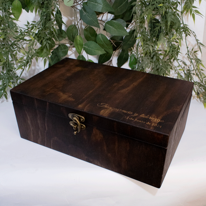 Caja en madera de triplex de pino con tapa de bisagra y cierre aldabilla, acabado pintado y personalizada en tapa en grabado láser, ideal como empaque y estuche para regalos, ideal para cumpleaños, regalos corporativos, eventos