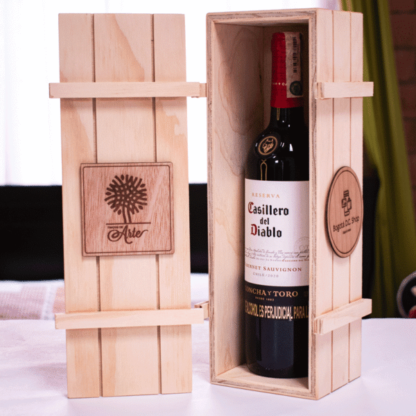 Cajas-de-madera-para-licores-y-vinos_Triplex-de-PIno_Vino Caja en madera triplex de pino de 9 mm, con tapa en ajuste, estilo huacal con placas personalizadas en grabado láser, caja para vino ideal para regalos corporativos o empresariales, para estuche de licores o vinos, ideal regalo para anchetas y regalos navideños.