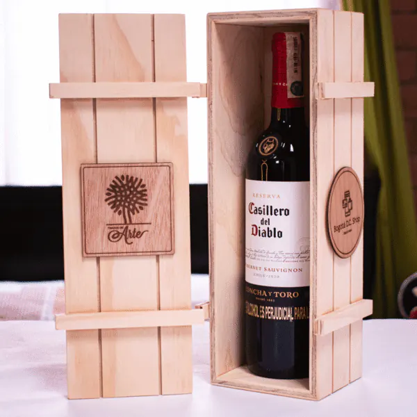 Cajas-de-madera-para-licores-y-vinos_Triplex-de-PIno_Vino Caja en madera triplex de pino de 9 mm, con tapa en ajuste, estilo huacal con placas personalizadas en grabado láser, caja para vino ideal para regalos corporativos o empresariales, para estuche de licores o vinos, ideal regalo para anchetas y regalos navideños.