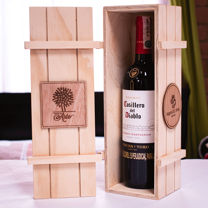 Caja en madera triplex de pino de 9 mm, con tapa en ajuste, estilo huacal con placas personalizadas en grabado láser, caja para vino ideal para regalos corporativos o empresariales, para estuche de licores o vinos, ideal regalo para anchetas y regalos navideños.