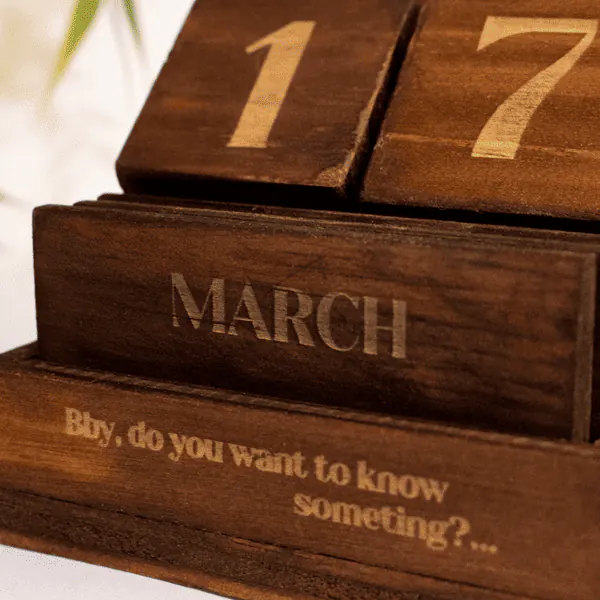 Calendario de Madera y Soporte Celular Calendario de Madera y Soporte para Celular, fabricado en madera natural con dimensiones de 12 cm de alto, 19 cm de largo y 8 cm de ancho. Incluye un calendario perpetuo con bloques grabados y un soporte integrado para celular. Personalizable con grabado láser, ideal para uso decorativo y funcional.