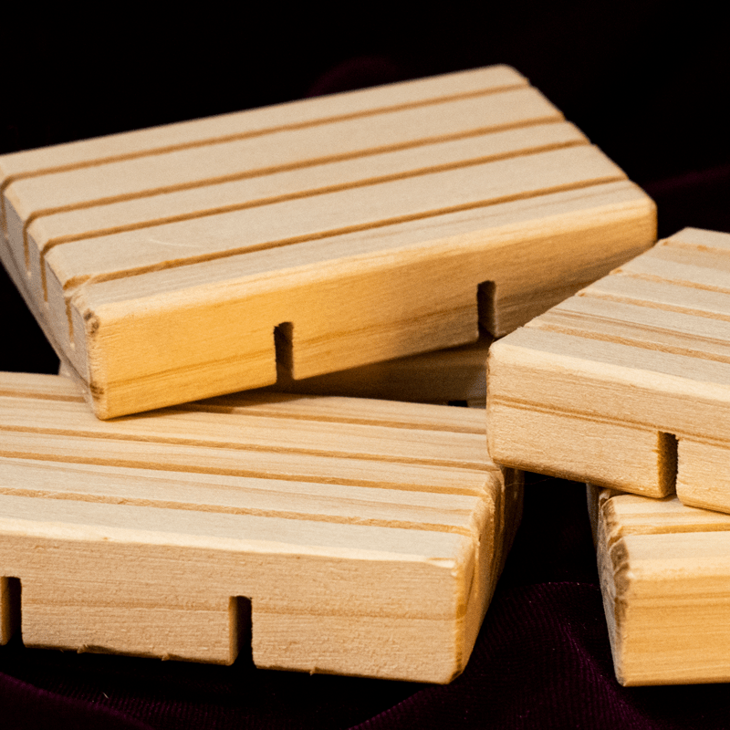 Elegante y funcional jabonera elaborada en madera de pino natural. Su diseño sencillo y atemporal, con ranuras para un mejor drenaje, la convierte en un accesorio perfecto para cualquier baño. La textura de la madera aporta calidez y un toque rústico a cualquier ambiente, mientras que su funcionalidad garantiza que el jabón se mantenga seco y dure más. Es un complemento ideal para quienes buscan una alternativa natural y sostenible a las jaboneras de plástico.