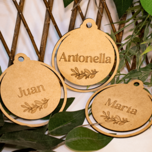 Esfera Navideña Personalizada en MDF, diseñada con precisión en dimensiones de 11 cm de alto, 10 cm de largo y 0,25 cm de ancho. Fabricada bajo pedido, incluye personalización mediante grabado láser que asegura un diseño detallado y único. Ideal como adorno decorativo para árboles, espacios festivos o como regalo simbólico y significativo durante la Navidad.