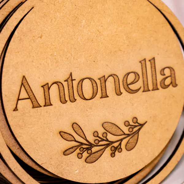 Esfera Navideña Personalizada en MDF | Trazos de Arte Esfera Navideña Personalizada en MDF, diseñada con precisión en dimensiones de 11 cm de alto, 10 cm de largo y 0,25 cm de ancho. Fabricada bajo pedido, incluye personalización mediante grabado láser que asegura un diseño detallado y único. Ideal como adorno decorativo para árboles, espacios festivos o como regalo simbólico y significativo durante la Navidad.