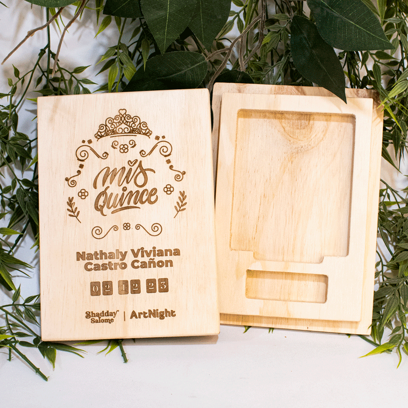 Elegante estuche de madera personalizado, diseñado especialmente para guardar y presentar fotografías y memorias USB de una fiesta de 15 años. La caja cuenta con un diseño clásico y atemporal, con un grabado láser que incluye el nombre de la quinceañera, la fecha del evento y elementos decorativos como una corona y flores. Su interior está diseñado para albergar de forma segura tanto fotografías como dispositivos USB, convirtiéndola en un recuerdo inolvidable y un regalo perfecto para la festejada.