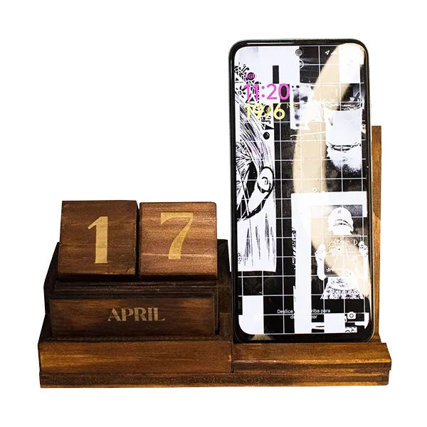 Calendario de Madera Perpetuo y Soporte Celular | Trazos de Arte Organizador de escritorio en madera de pino con calendario de cubos y soporte para celular sobre fondo blanco.