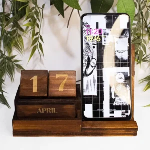 Calendario perpetuo de madera de pino con soporte para celular y grabado láser mostrando ejemplo de uso.