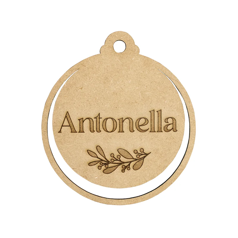 Esfera Navideña Personalizada en MDF | Trazos de Arte Adorno navideño tipo esfera en madera MDF de doble capa con nombre personalizado sobre fondo blanco.