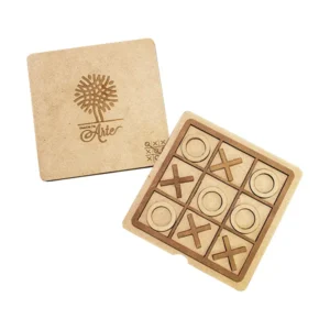 Juego de mesa Triqui (Tres en Raya) en madera MDF con fichas personalizadas y logotipo grabado sobre fondo blanco.