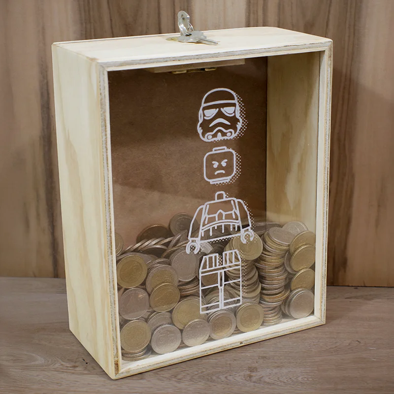 juego de memoria fabricado en MDF, diseñado para estimular la mente y fomentar la interacción entre los participantes. El tablero está dividido en cuadrantes, cada uno con una serie de huecos donde encajan las piezas de colores. Este juego clásico ha sido reimaginado con un diseño moderno y minimalista, perfecto para cualquier entorno profesional. Además, puede ser personalizado con el logo de tu empresa y un mensaje motivacional, convirtiéndolo en un regalo corporativo original y memorable.