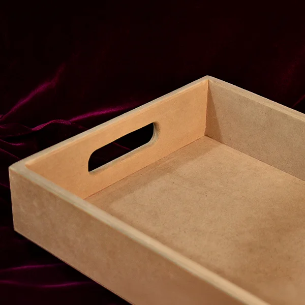 detalle de bandeja en mdf para desayunos acabado natural vista tres cuartos