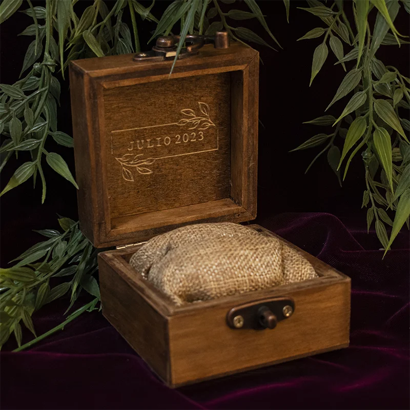 juego de memoria fabricado en MDF, diseñado para estimular la mente y fomentar la interacción entre los participantes. El tablero está dividido en cuadrantes, cada uno con una serie de huecos donde encajan las piezas de colores. Este juego clásico ha sido reimaginado con un diseño moderno y minimalista, perfecto para cualquier entorno profesional. Además, puede ser personalizado con el logo de tu empresa y un mensaje motivacional, convirtiéndolo en un regalo corporativo original y memorable.