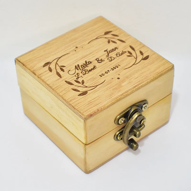 caja-anillo-madera-crudo-tres-cuartos-superior-cerrada juego de memoria fabricado en MDF, diseñado para estimular la mente y fomentar la interacción entre los participantes. El tablero está dividido en cuadrantes, cada uno con una serie de huecos donde encajan las piezas de colores. Este juego clásico ha sido reimaginado con un diseño moderno y minimalista, perfecto para cualquier entorno profesional. Además, puede ser personalizado con el logo de tu empresa y un mensaje motivacional, convirtiéndolo en un regalo corporativo original y memorable.