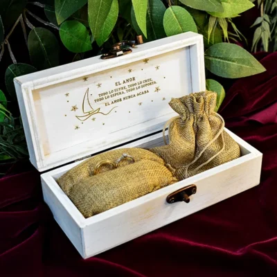 caja porta anillos y arras abierta en madera blanco envejecido con grabado laser y cojin de yute vista 3-4