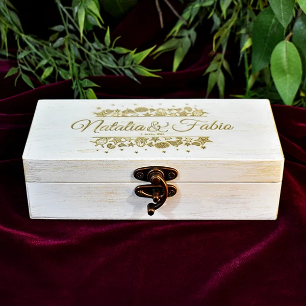 Caja Para Anillos y Arras En Madera Personalizada caja para anillos y arras en madera cerrada blanco envejecido con grabado laser y cierre aldabilla vista frontal