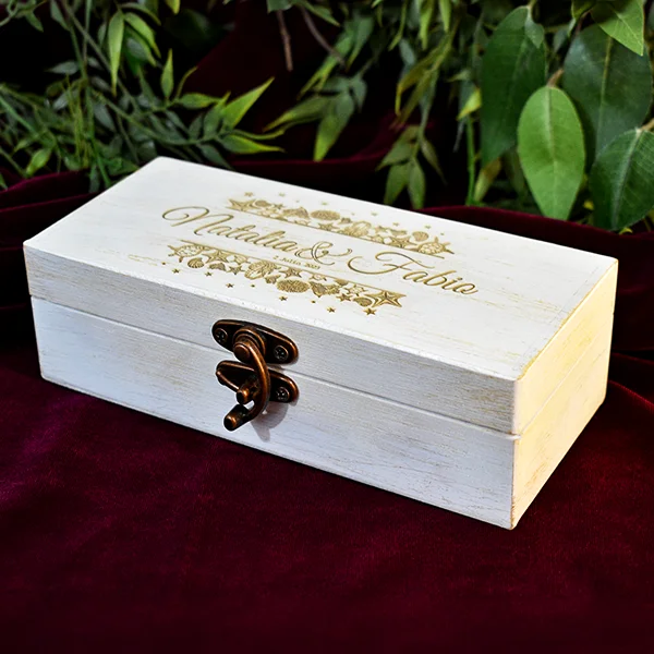 Caja Para Anillos y Arras En Madera Personalizada caja para anillos y arras en madera cerrada en madera blanco envejecido vista 3-4 izquierda con aldabilla