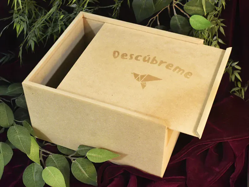 juegos-y-juguetes-concentrese-mdf-fichas juego de memoria fabricado en MDF, diseñado para estimular la mente y fomentar la interacción entre los participantes. El tablero está dividido en cuadrantes, cada uno con una serie de huecos donde encajan las piezas de colores. Este juego clásico ha sido reimaginado con un diseño moderno y minimalista, perfecto para cualquier entorno profesional. Además, puede ser personalizado con el logo de tu empresa y un mensaje motivacional, convirtiéndolo en un regalo corporativo original y memorable.