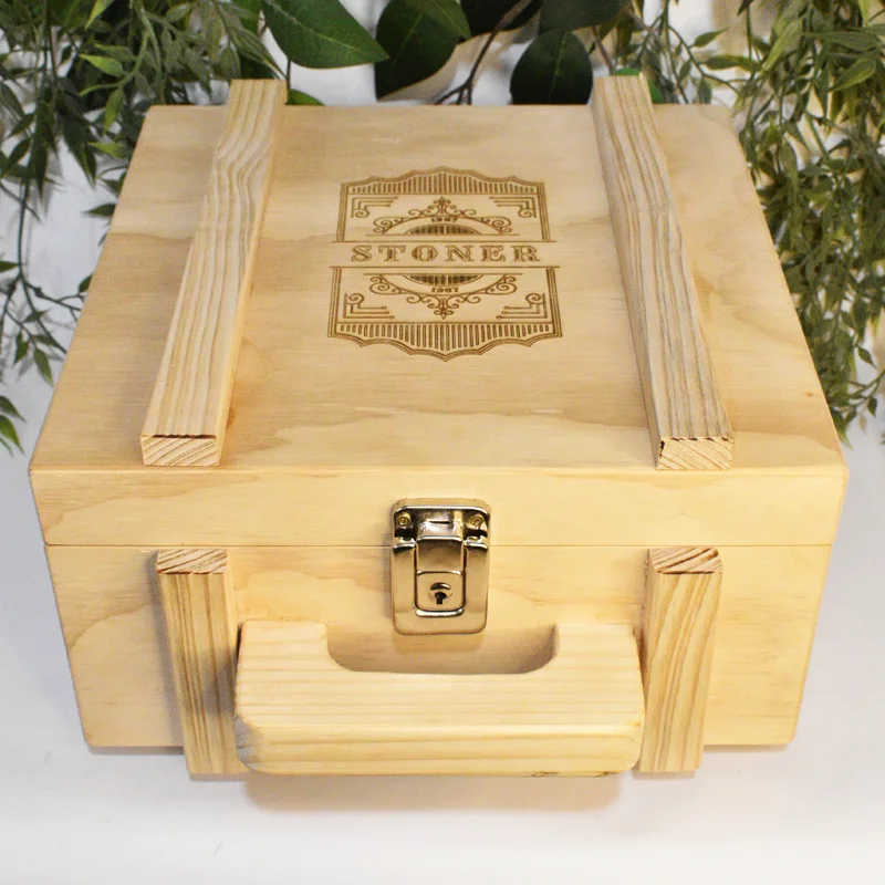 juego de memoria fabricado en MDF, diseñado para estimular la mente y fomentar la interacción entre los participantes. El tablero está dividido en cuadrantes, cada uno con una serie de huecos donde encajan las piezas de colores. Este juego clásico ha sido reimaginado con un diseño moderno y minimalista, perfecto para cualquier entorno profesional. Además, puede ser personalizado con el logo de tu empresa y un mensaje motivacional, convirtiéndolo en un regalo corporativo original y memorable.