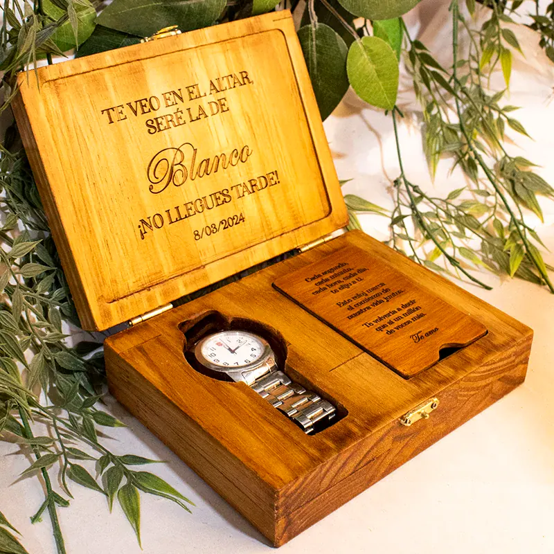 juego de memoria fabricado en MDF, diseñado para estimular la mente y fomentar la interacción entre los participantes. El tablero está dividido en cuadrantes, cada uno con una serie de huecos donde encajan las piezas de colores. Este juego clásico ha sido reimaginado con un diseño moderno y minimalista, perfecto para cualquier entorno profesional. Además, puede ser personalizado con el logo de tu empresa y un mensaje motivacional, convirtiéndolo en un regalo corporativo original y memorable.